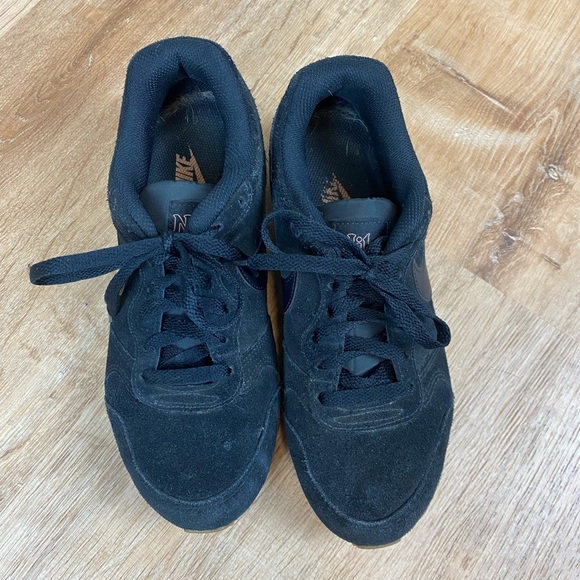 Nike MD Runner Comfortable Running Black Shoes Size 7.5 - Picture 3 of 8